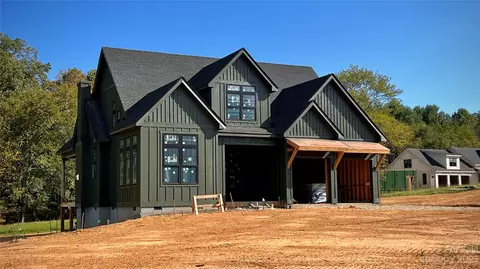 187 Mavrick Dr, Mills River, NC 28759