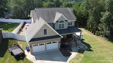 6011 Dockside Dr, Hickory, NC 28601
