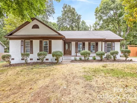 5745 Hollirose Dr, Charlotte, NC 28227