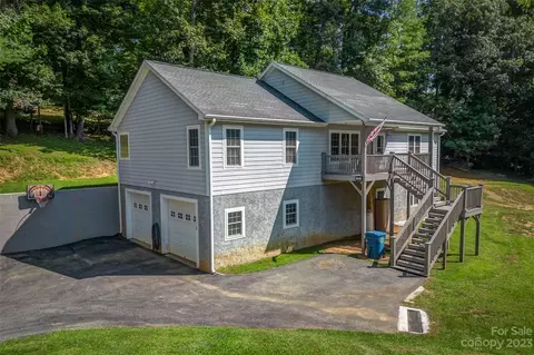 15 Curtis Dr, Hendersonville, NC 28739