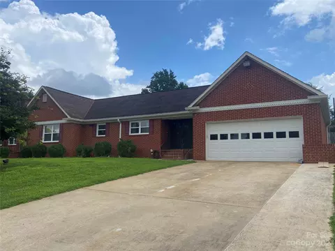 106 N Matthews St, Morganton, NC 28655