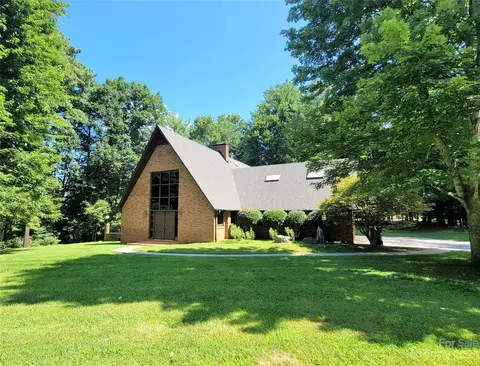 101 La Bellevue St, Morganton, NC 28655