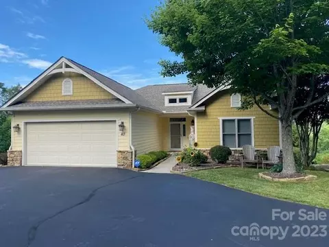 40 N Cove Summit Dr, Hendersonville, NC 28739