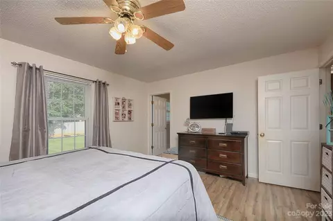 4709 Vernon Dr, Conover, NC 28613 photo 17