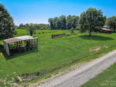 000 Laughter Farm Ln, Etowah, NC 28729