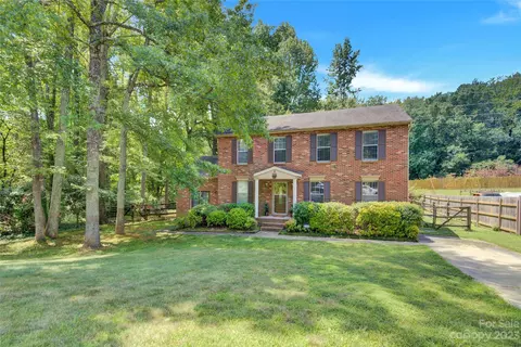 5520 Bleeker St, Charlotte, NC 28215