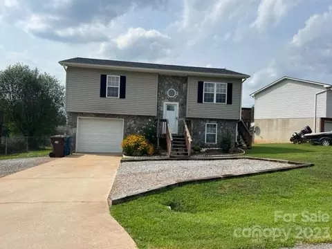 35 Redwood Ct, Hickory, NC 28601