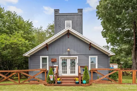 32 Stuart St, Canton, NC 28716