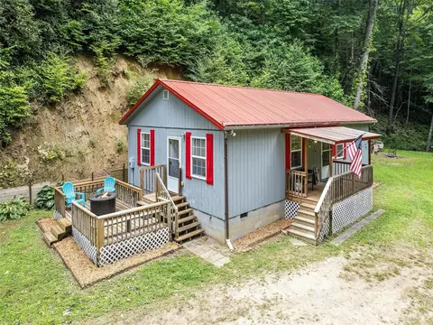 70 Cardinal Ln, Clyde, NC 28721