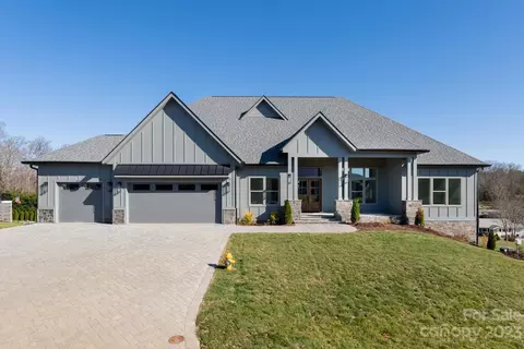 591 Daniel Circle Dr, Mills River, NC 28759