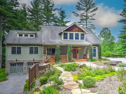 202 Teaberry Ln, Hendersonville, NC 28739