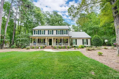 4525 Glen Oaks Dr, Matthews, NC 28104