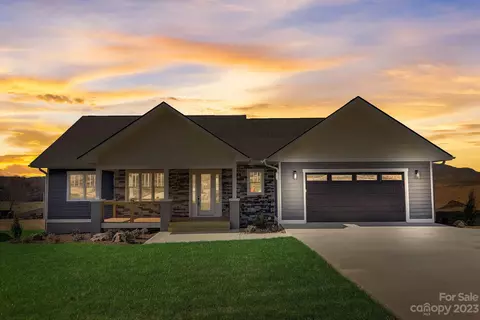 111 Maple Knoll Dr, Hendersonville, NC 28792
