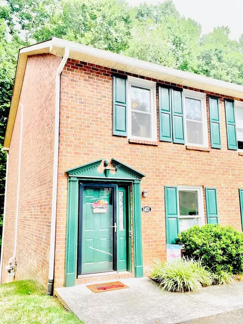 1401 King Charles Dr, Clemmons, NC 27012