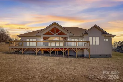 173 Maple Knoll Dr, Hendersonville, NC 28792