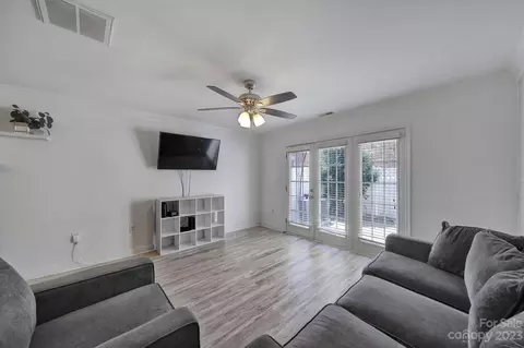 1318 Green Oaks H Ln #H, Charlotte, NC 28205