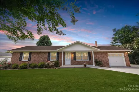 24 W Silverleaf Dr, Hendersonville, NC 28739