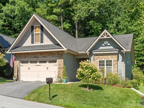 62 Walden Pond Dr, Hendersonville, NC 28791
