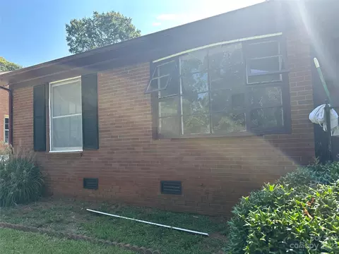 3824 Rosehaven Dr, Charlotte, NC 28205