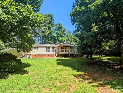 352 Dogwood Dr, Hickory, NC 28601