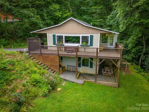 32 Hunting Lodge Dr, Black Mountain, NC 28711