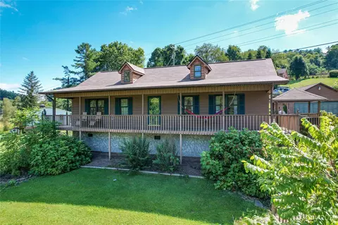 29 Stillwater Springs Rd, Burnsville, NC 28714