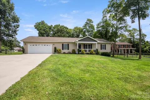300 Garren Ln, East Flat Rock, NC 28726