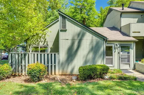 5216 Farm Pond Ln, Charlotte, NC 28212