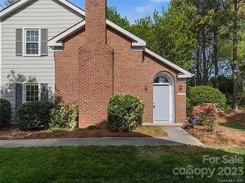 9478 Kings Falls Dr, Charlotte, NC 28210