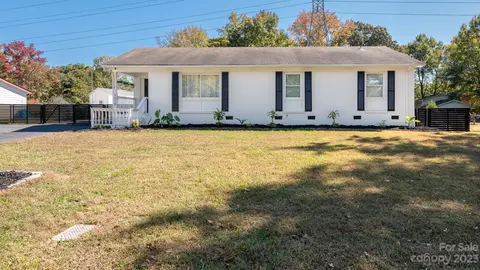 1018 Echo Glen Rd, Charlotte, NC 28213