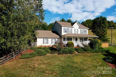 5 Retreat Pl, Weaverville, NC 28787