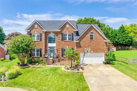168 Harbor Cove Ln, Mooresville, NC 28117