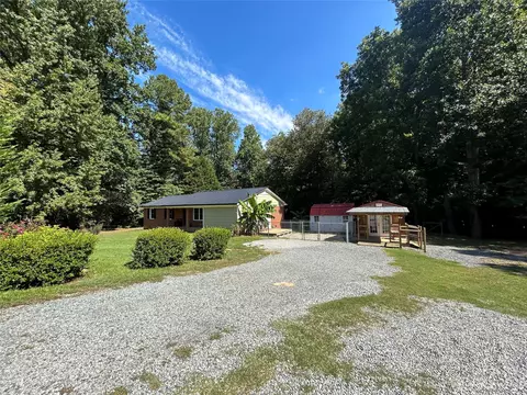 840 E Chestnut St, Stanley, NC 28164