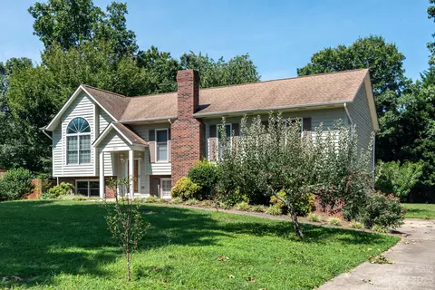 1851 Plaza Dr, Hickory, NC 28602