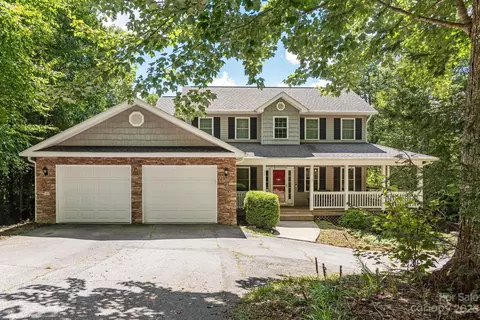 171 Ravenwood Ln, Horse Shoe, NC 28742