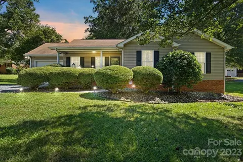 203 Allison Dr, Matthews, NC 28104