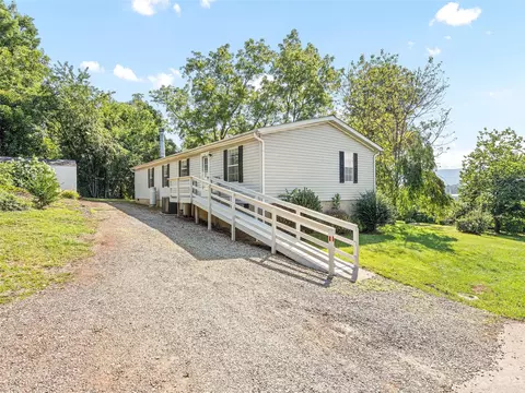 65 Wiggins St, Canton, NC 28716 photo 2