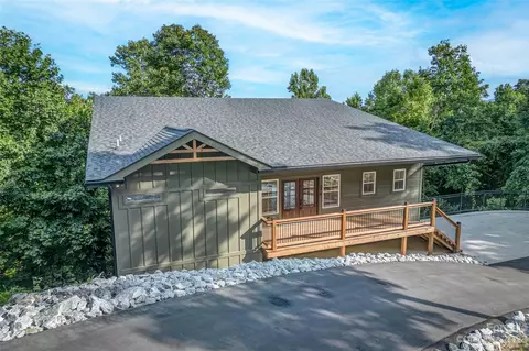 276 Roberts Dr, Hendersonville, NC 28792