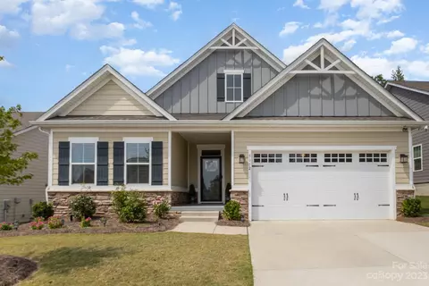 5082 Summer Surprise Ln, Charlotte, NC 28215