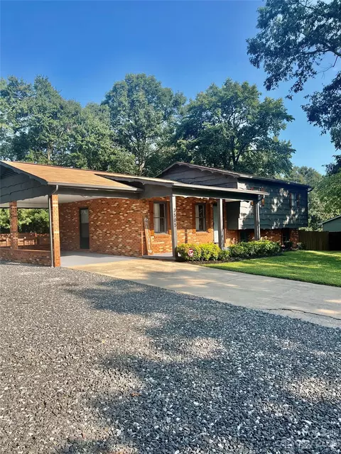 3505 Deal Mill Rd, Hudson, NC 28638