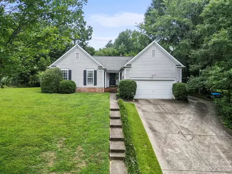 3330 Crescent Knoll Dr, Matthews, NC 28105