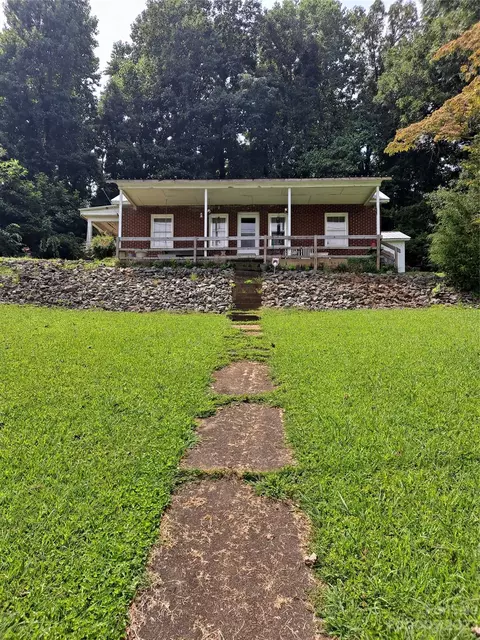 902 Connelly Springs Rd, Lenoir, NC 28645