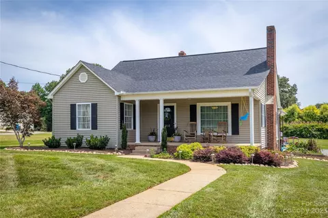 210 Woodlawn Dr, Connelly Springs, NC 28612