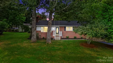 2065 Cambridge Dr, Hendersonville, NC 28792