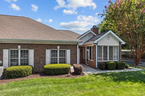10316 Park Willow Dr, Charlotte, NC 28210
