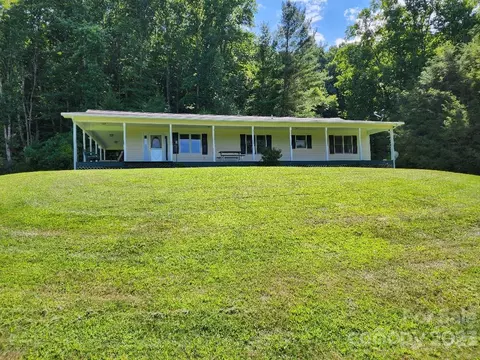 160 Snake Den Dr, Burnsville, NC 28714