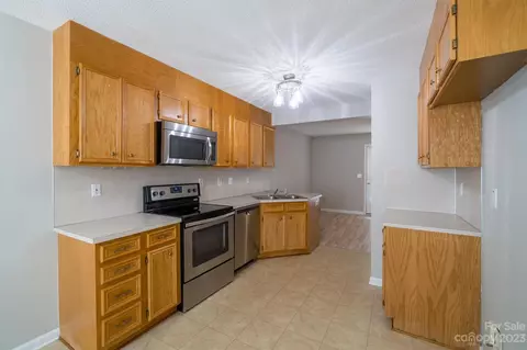 3372 White Oak Ct, Claremont, NC 28610