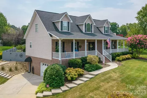 2441 27th Avenue Cir, Hickory, NC 28601