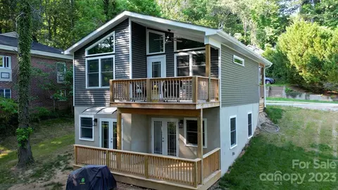 303 Oakdale Dr, Hendersonville, NC 28791