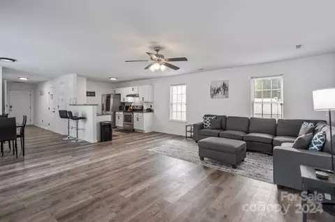 1341 Crandon Dr, Charlotte, NC 28216